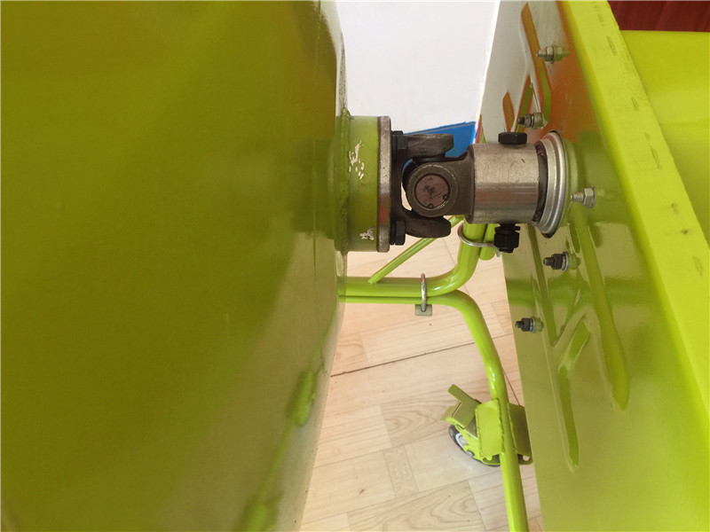 小型建筑攪拌機(jī)這一配件,竟能延長(zhǎng)其使用壽命5年？那到底是哪一配件？那是萬(wàn)向節(jié)。你購(gòu)買(mǎi)的小型攪拌機(jī)有萬(wàn)向節(jié)嗎？萬(wàn)向節(jié)為什么能延長(zhǎng)小型攪拌機(jī)使用壽命呢？--河北東圣吊索具制造有限公司--小型建筑攪拌機(jī)萬(wàn)向節(jié)部位細(xì)節(jié)展示圖