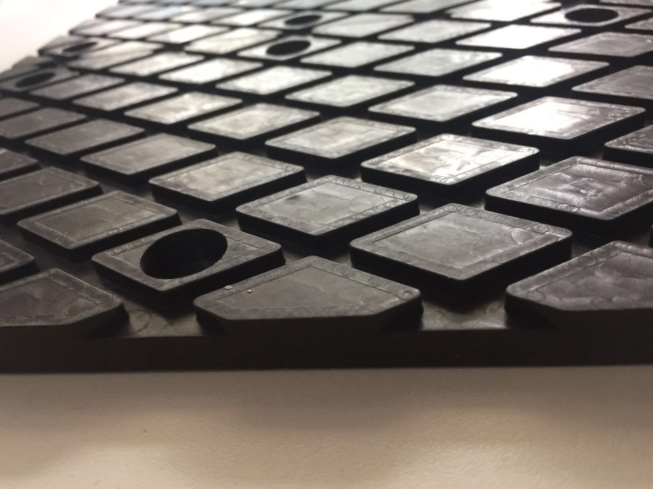 石材吊夾具配備橡膠夾皮實(shí)物拍攝側(cè)面顯示夾皮厚度--河北東圣吊索具制造有限公司--小型攪拌機(jī)|石材夾具|液壓堆高車|手動(dòng)叉車