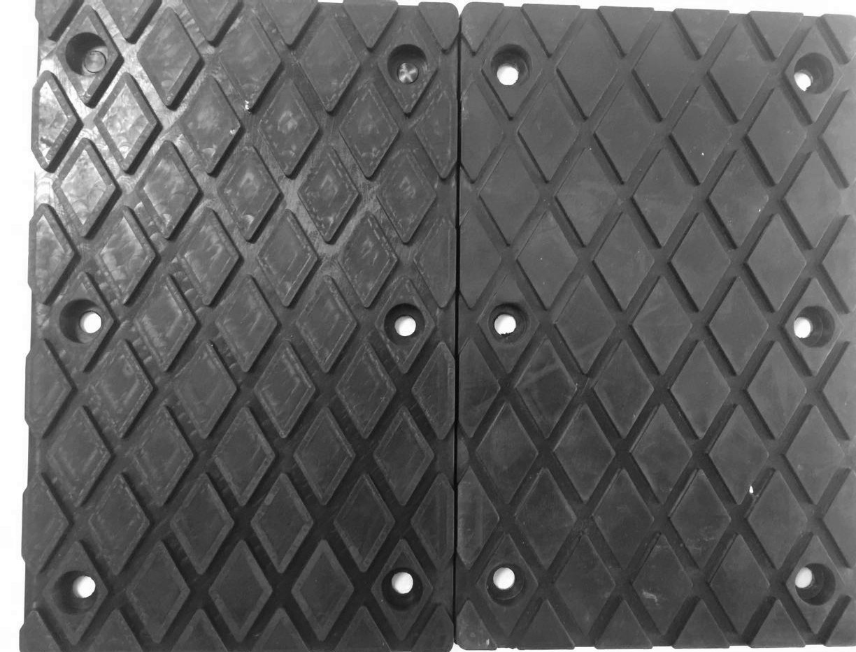 石材吊夾具配備橡膠夾皮實(shí)物照片--河北東圣吊索具制造有限公司--小型攪拌機(jī)|石材夾具|液壓堆高車|手動(dòng)叉車