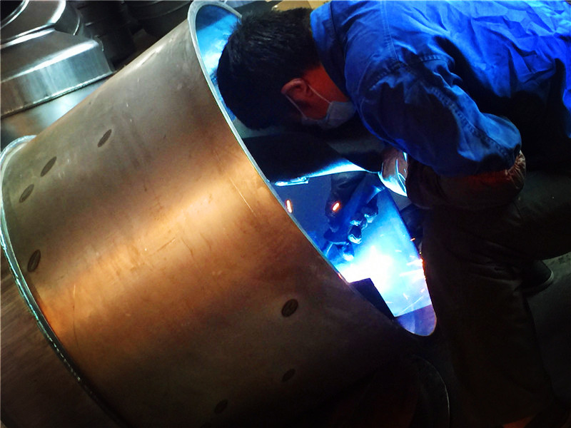 220v移動(dòng)式小型攪拌機(jī)焊接車間焊接過程展示--河北東圣吊索具制造有限公司--小型攪拌機(jī)|石材夾具|液壓堆高車|手動(dòng)叉車