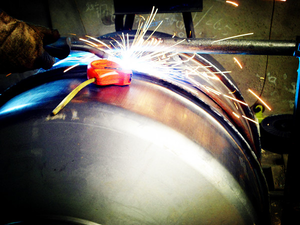 單向220V建筑小型攪拌機(jī)焊接車間焊接--河北東圣吊索具制造有限公司--小型攪拌機(jī)|石材夾具|液壓堆高車|手動叉車