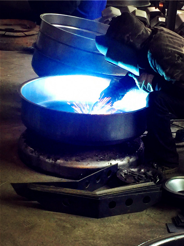 小型砂漿攪拌機(jī)廠家普及產(chǎn)品優(yōu)勢(shì)--手動(dòng)小型水泥攪拌機(jī)攪拌滾筒焊接車間展示--河北東圣吊索具制造有限公司--小型攪拌機(jī)|石材夾具|液壓堆高車|手動(dòng)叉車