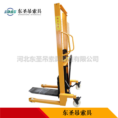 堆高車手動(dòng)液壓與電動(dòng)堆高車存在的差異側(cè)面展示--河北東圣吊索具制造有限公司--小型攪拌機(jī)|石材夾具|液壓堆高車|手動(dòng)叉車 堆高車手動(dòng)液壓與電動(dòng)堆高車存在的差異側(cè)面展示--河北東圣吊索具制造有限公司--小型攪拌機(jī)|石材夾具|液壓堆高車|手動(dòng)叉車