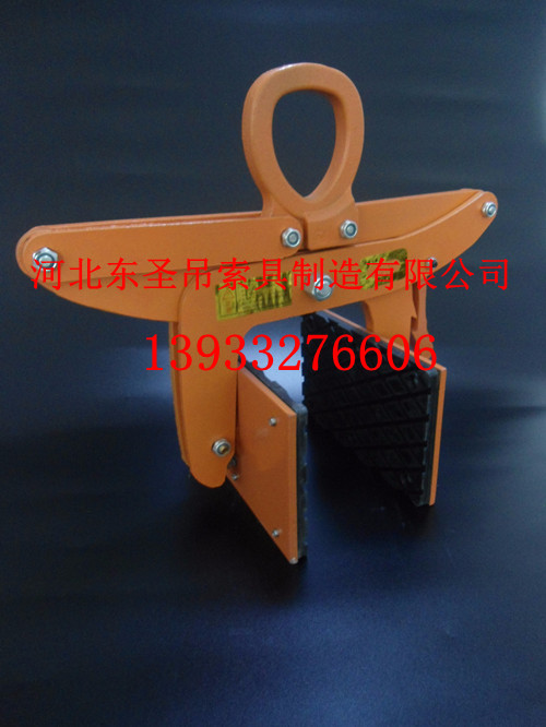 石材夾板夾皮三種類(lèi)型劃分此圖為橡膠夾皮展示--河北東圣吊索具制造有限公司--小型攪拌機(jī)|石材夾具|液壓堆高車(chē)|手動(dòng)叉車(chē)