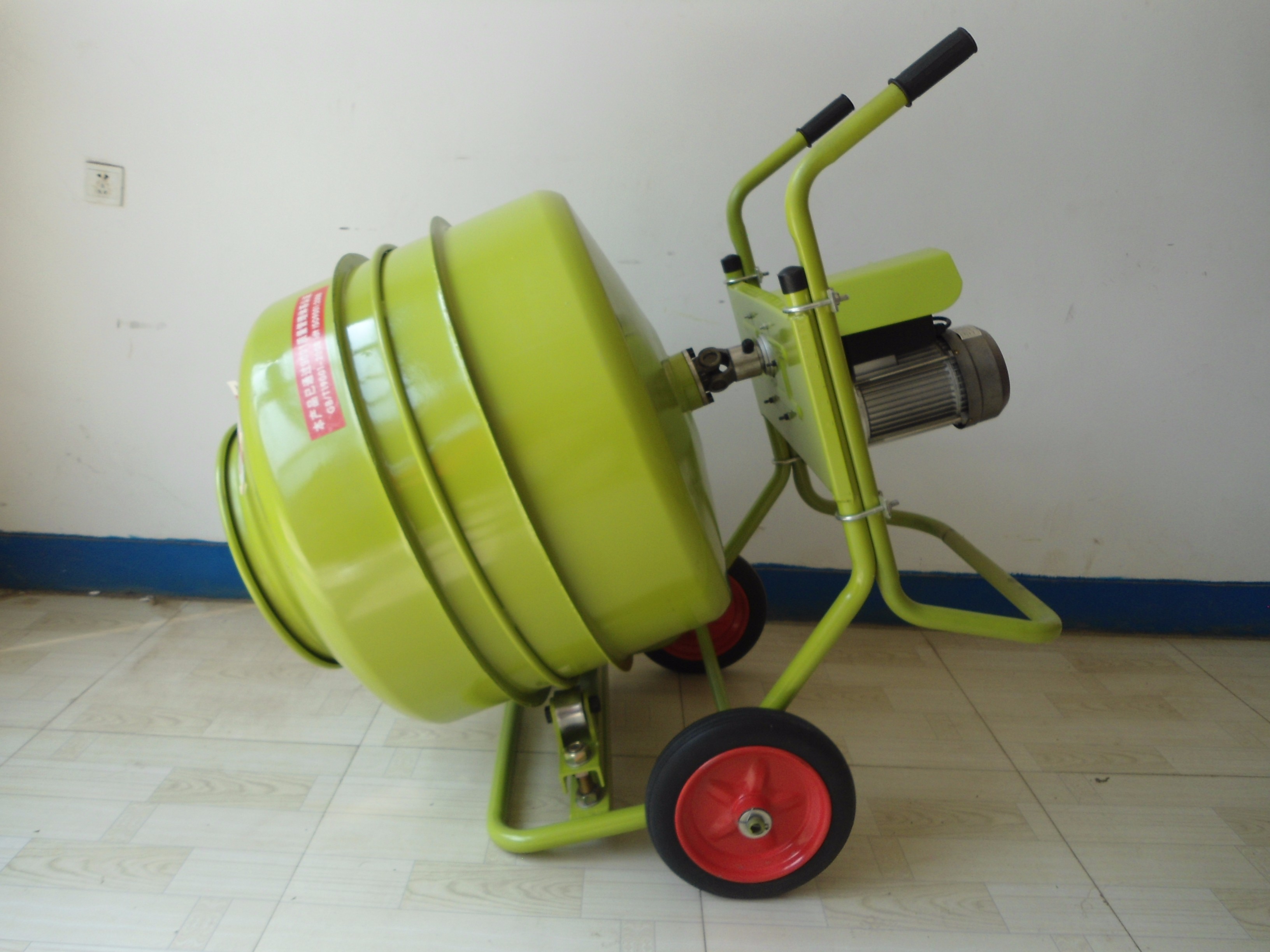 小型臥式攪拌機(jī)傾倒攪拌混合物狀態(tài)下展示--河北東圣吊索具制造有限公司--小型攪拌機(jī)|石材夾具|液壓堆高車|手動叉車