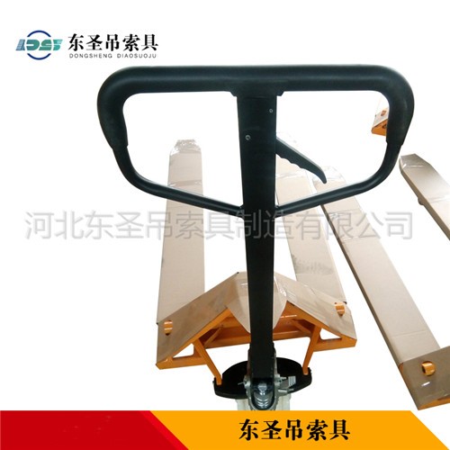 地牛搬運車塑料行走車輪細節(jié)--河北東圣吊索具制造有限公司--手動叉車|液壓堆高車|小型攪拌機|石材夾具