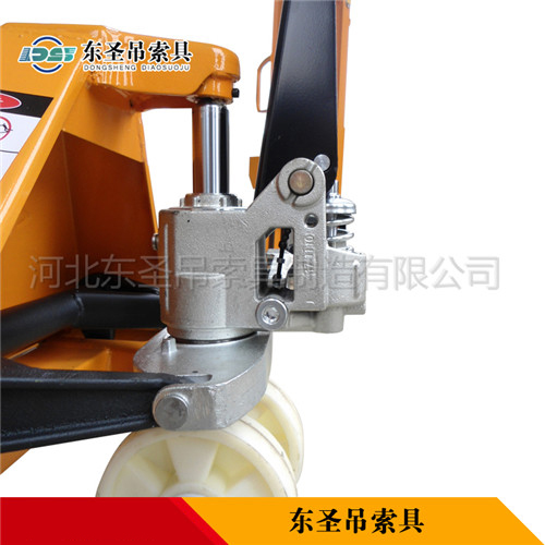 地牛搬運(yùn)叉車液壓泵細(xì)節(jié)--河北東圣吊索具制造有限公司--手動叉車|液壓堆高車|小型攪拌機(jī)|石材夾具