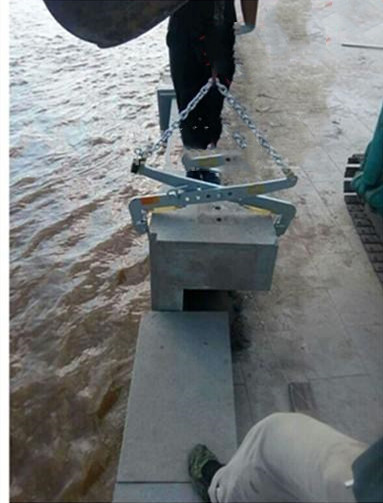 石材夾具沿海安裝防護(hù)欄使用現(xiàn)場(chǎng)--河北東圣吊索具制造有限公司--石材夾具 石材夾具沿海安裝防護(hù)欄使用現(xiàn)場(chǎng)--河北東圣吊索具制造有限公司--石材夾具