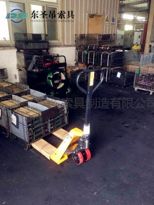 1噸手動地牛搬運(yùn)重物現(xiàn)場--河北東圣吊索具制造有限公司--手動叉車|液壓堆高車|石材夾具|小型攪拌機(jī) 1噸手動地牛搬運(yùn)重物現(xiàn)場--河北東圣吊索具制造有限公司--手動叉車|液壓堆高車|石材夾具|小型攪拌機(jī)